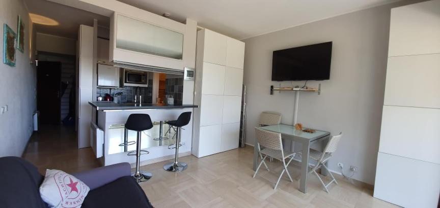 Lovely Apartment In Marina Baie Des Anges- Baronnet - Sew View, Free Parking Spaces On Site, Restaurants, Beach, Supermarket 빌뇌브루베 외부 사진